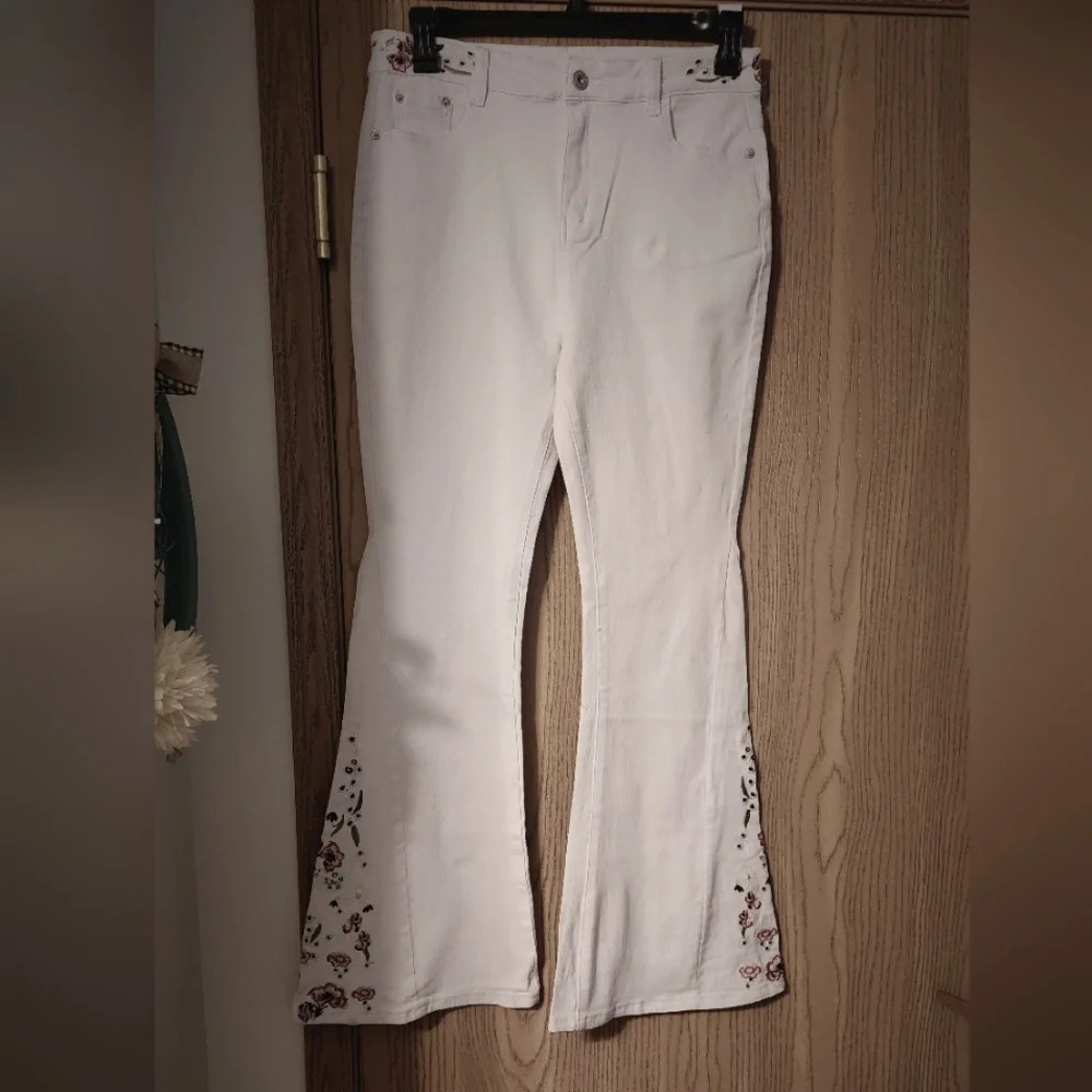 Anna-Kaci Floral Daisy Embroidered Mid Rise Bell Bottom Flare Jeans Sz XL (NWT) - Picture 3 of 14